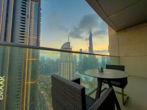 Foto dalla galleria di The Address Fountain Views Residence High Floor with Burj Khalifa view and access to Dubai mall a Dubai