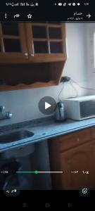 Il comprend une cuisine équipée d'une cuisinière et d'un évier. dans l'établissement الصيف احلى فى الساحل, à El Alamein 4 autres photos