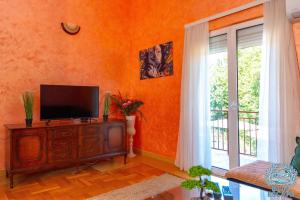 TV a/nebo společenská místnost v ubytování Blue Escape