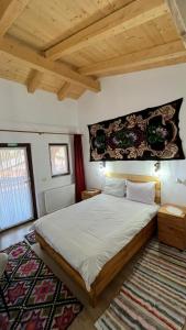 una camera con un grande letto e un tappeto di Casa Cornelia a Borsa