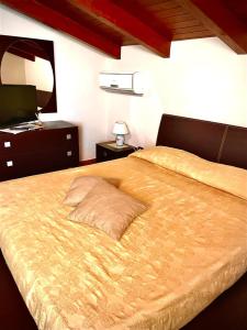 Un dormitorio con una cama grande y un espejo. en Agriturismo le tre stelle, en Paestum 45 fotos más