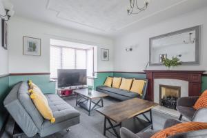 Χώρος καθιστικού στο CB Stays -Spacious 5 BR Family Retreat in Foxdale