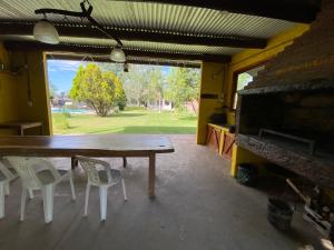 een tafel en stoelen in een kamer met een open haard bij Posada Rio Tala in Río Tala