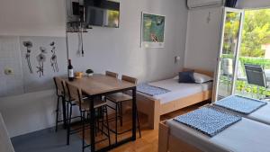 Et tv og/eller underholdning på Studio apartmani Lea i Lovro + 45 billeder