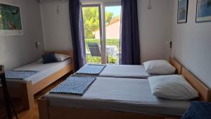 En eller flere senge i et værelse på Studio apartmani Lea i Lovro