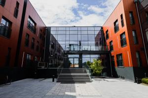 Una entrada a un edificio con escaleras en un patio. en Hotel Park 17, en Częstochowa
