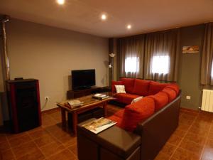 - un salon avec un canapé et une table dans l'établissement Casa Atheba, à La Iglesuela del Cid
