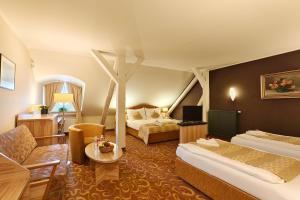 Posteľ alebo postele v izbe v ubytovaní Hotel Zlatá Včela