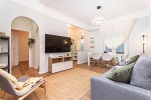 a living room with a couch and a dining room at 15 minuti dalla stazione Principe in Genova