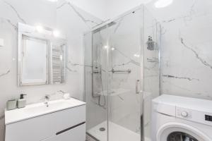 a white bathroom with a sink and a washing machine at 15 minuti dalla stazione Principe in Genova