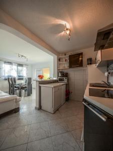 Kuchyňa alebo kuchynka v ubytovaní Guest House Slavica