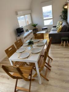 einen weißen Tisch und Stühle im Wohnzimmer in der Unterkunft T3 with large roof-top terrace, harbor view in Gruissan