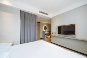 Uma cama ou camas num quarto em Parker Hotel Huangshan Tunxi Old Street Branch