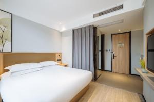 Uma cama ou camas num quarto em Parker Hotel Huangshan Tunxi Old Street Branch