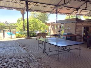eine Tischtennisplatte in einem Pavillon mit Spielplatz in der Unterkunft Domaine de Chantageasse in Asnières-la-Giraud