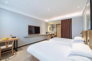 Uma cama ou camas num quarto em Parker Hotel Huangshan Tunxi Old Street Branch