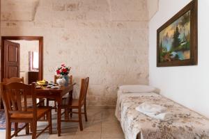 1 dormitorio con mesa y comedor en Appartamento Il Barco, en Ostuni