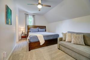 Fotografie z fotogalerie ubytování Sleeps 16 Near Fiserv Hot Tub Arcade Theater v destinaci Milwaukee