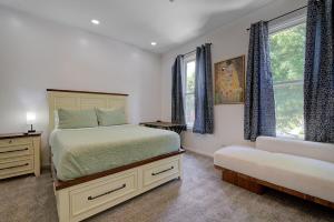 Fotografie z fotogalerie ubytování Sleeps 16 Near Fiserv Hot Tub Arcade Theater v destinaci Milwaukee