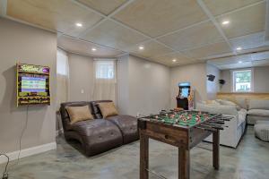 Fotografie z fotogalerie ubytování Sleeps 16 Near Fiserv Hot Tub Arcade Theater v destinaci Milwaukee