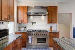 Fotografie z fotogalerie ubytování Sleeps 16 Near Fiserv Hot Tub Arcade Theater v destinaci Milwaukee + 44 fotografií