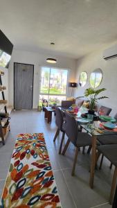 a living room with a dining table and a living room at Casa 3 recamaras con alberca compartida Acapulco diamante in General Juan N Alvarez International Airport