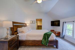 Postel nebo postele na pokoji v ubytování Sleeps 16 Near Fiserv Hot Tub Arcade Theater