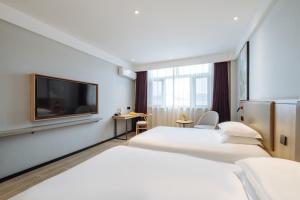 Uma cama ou camas num quarto em Parker Hotel Huangshan Tunxi Old Street Branch