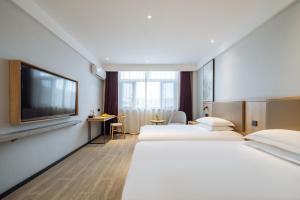 Uma televisão e/ou sistema de entretenimento em Parker Hotel Huangshan Tunxi Old Street Branch