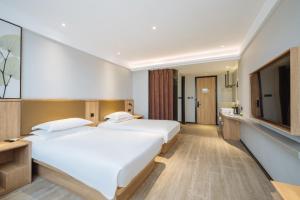 Uma cama ou camas num quarto em Parker Hotel Huangshan Tunxi Old Street Branch
