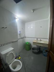 Ένα μπάνιο στο Villa Penginapan Carita +9 φωτογραφίες