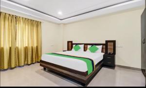 Een bed of bedden in een kamer bij Octave Millenium Suites