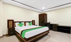 een slaapkamer met een groot bed en een bureau bij Octave Millenium Suites in Bangalore