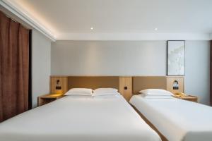 Uma cama ou camas num quarto em Parker Hotel Huangshan Tunxi Old Street Branch