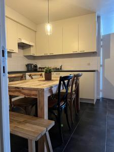 ヘントにあるApartment 202の大きな木製のテーブルと椅子のあるキッチン