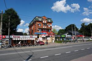 フメリヌィーツィクィイにあるГотель Колізейの道路脇の建物