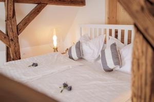 VrchovanyにあるKaple Jinakの白いベッド(花付) +19枚の写真