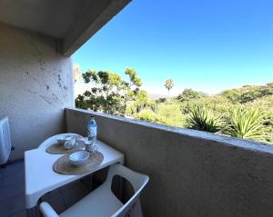 ein Badezimmer mit Waschbecken und Blick auf die Wüste in der Unterkunft Joli studio avec balcon vue mer à St Florent 140 in Saint-Florent