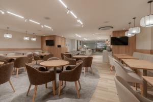 a restaurant with tables and chairs in a room at Hotel Solans Carlton in Buenos Aires