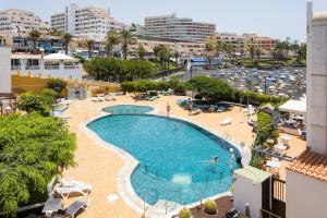 Una vista aérea de una piscina en un complejo turístico. en Eden Rentals Casa Salitre Neptuno Playa la Arena, en Puerto de Santiago