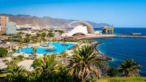 - Vistas aéreas a un complejo con piscina y estadio en Eden Rentals Casa Salitre Neptuno Playa la Arena, en Puerto de Santiago