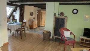 MerkendorfにあるFerienwohnung Schindler mit Balkonのテーブルと椅子のあるリビングルーム