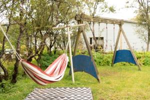 eine Hängemattenschaukel in einem Hof neben einem Haus in der Unterkunft Stylish 2-Bedroom Apartment in a Cozy Neighborhood in Reykjavík