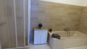Ένα μπάνιο στο Ferienwohnung Jedermann