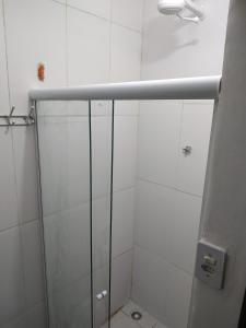Bilik mandi di Kitnet Com Ar Condicionado na Manoel Novais