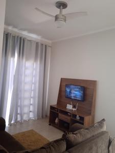 TV a/nebo společenská místnost v ubytování Casa confortável para temporada