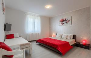 1 Schlafzimmer mit 2 Betten und einer roten Decke in der Unterkunft Villa Melnica by Villas Guide in Barban + 32 Fotos