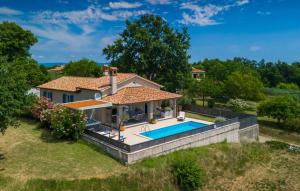 Luftaufnahme eines Hauses mit Swimmingpool in der Unterkunft Villa Melnica by Villas Guide in Barban