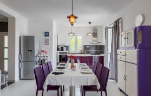 eine Küche mit einem Esstisch und lila Stühlen in der Unterkunft Villa Melnica by Villas Guide in Barban