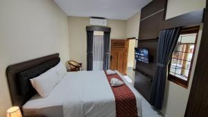Ένα ή περισσότερα κρεβάτια σε δωμάτιο στο Yuwono Hotel & Villa Malioboro